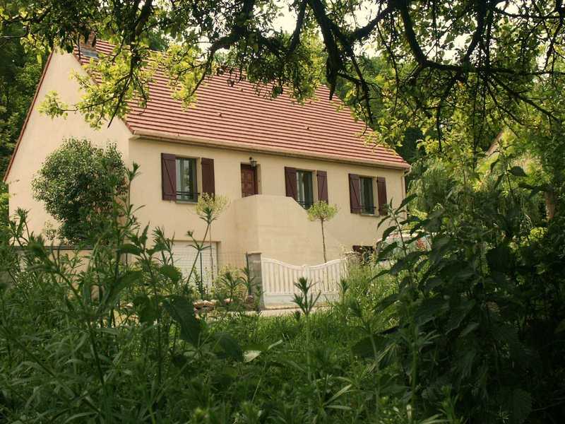 8 persoons vakantiewoning in de beschermde streek "Fôret de Retz" - De voorkant van de woning in het groen.