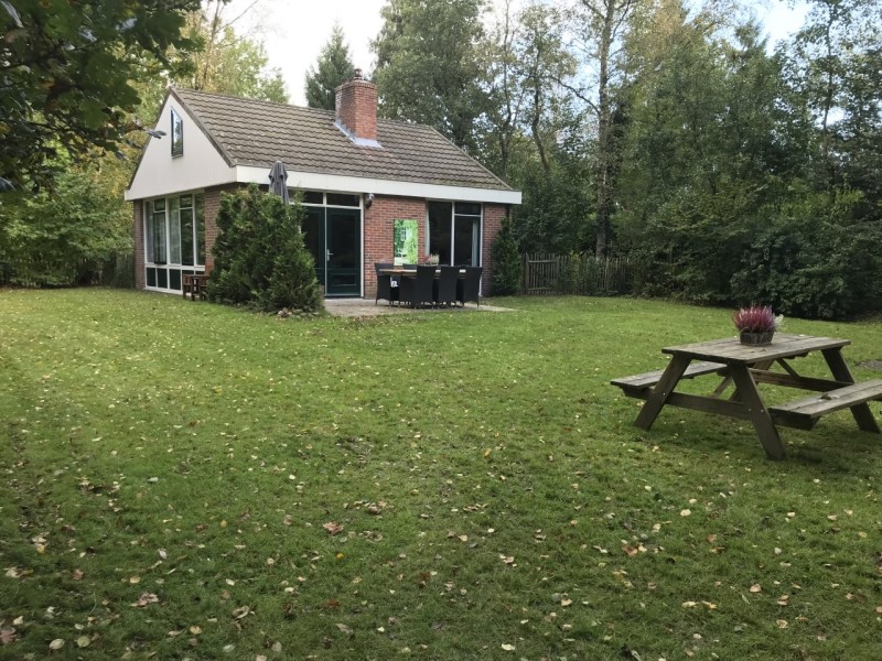 Heerlijk 6- persoons vakantiehuisje Drenthe - Aanzicht vanuit de tuin