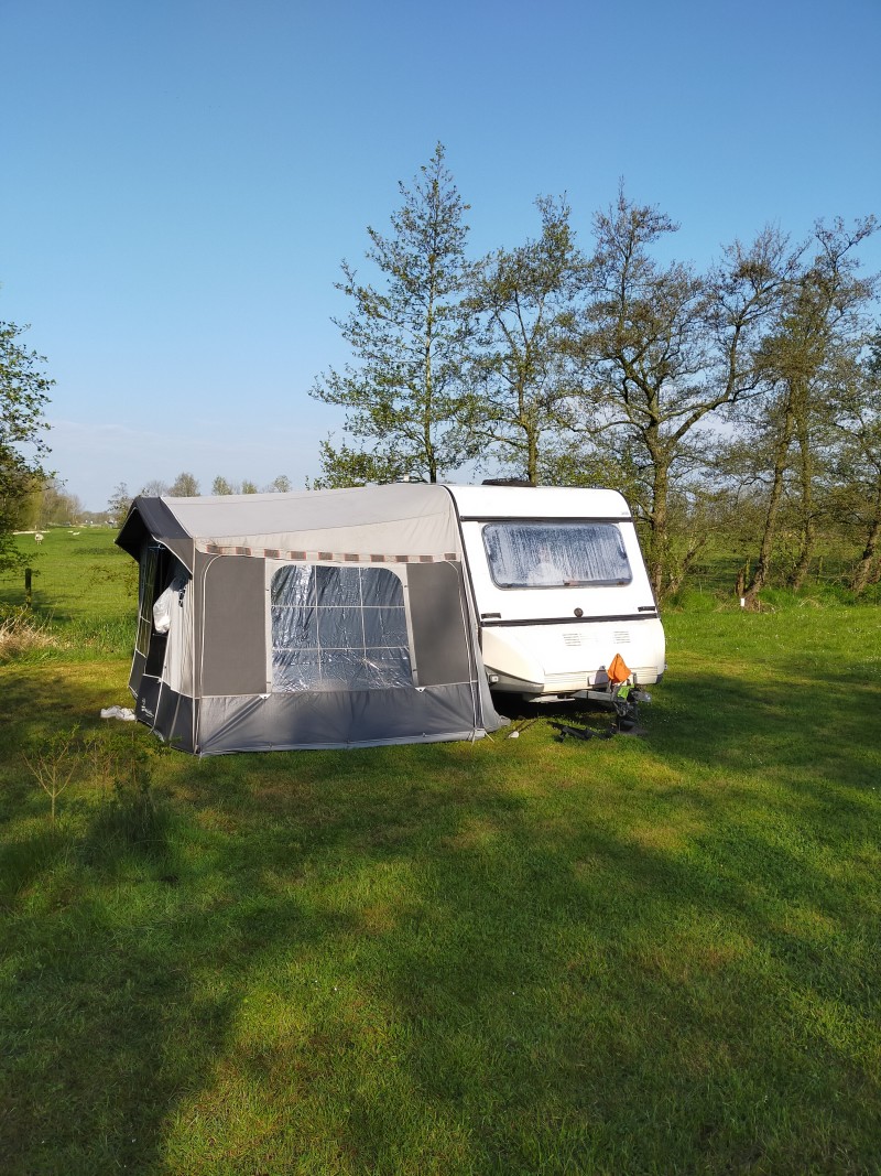 Sta- en toercaravan + blokhut op camping Fryslân / Friese Wouden - 