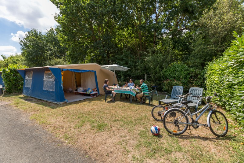 Ingerichte bungalowtenten op Vakantiepark Le Pas Opton - 