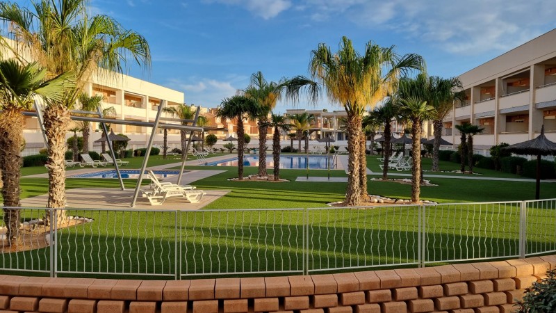 Luxe en gezellig ingericht  4 persoons appartement aan de Costa Blanca Zuid, vlakbij Alicante, met uitzicht over de gemeenschappelijke tuin met zwembad. - Uitzicht vanaf het balkon