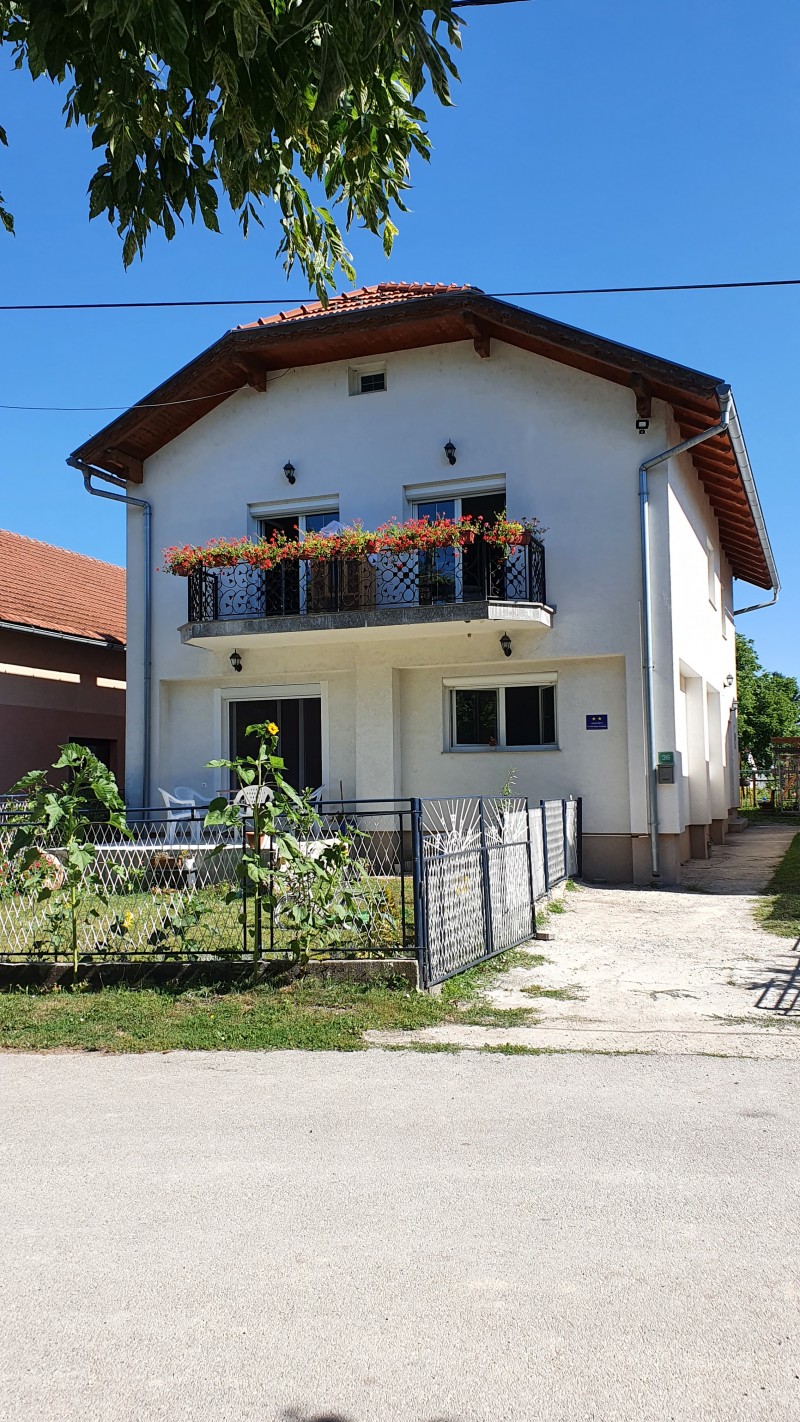 Appartement in noord-west Bosnië, direct aan de glasheldere Una rivier, vlakbij Plitvice meren in Kroatie - Woonkamer appartement